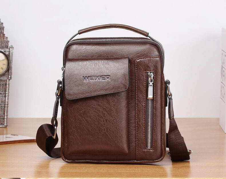 Bolsa Carteiro Masculina Transversal Couro BOL17 - Bolsa Carteiro Masculina Transversal Couro Casa Tech Loja Marrom 